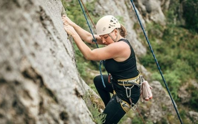 Yêu cầu sức bền cơ bắp tay cực lớn đối với vận động viên leo núi.