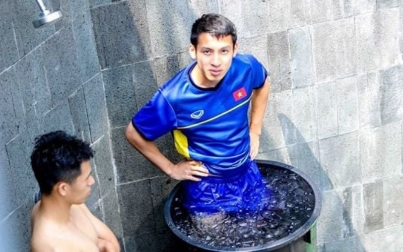 Phương pháp ngâm chân nước đá giúp giảm sưng đau khớp cổ chân sau trận đấu lớn