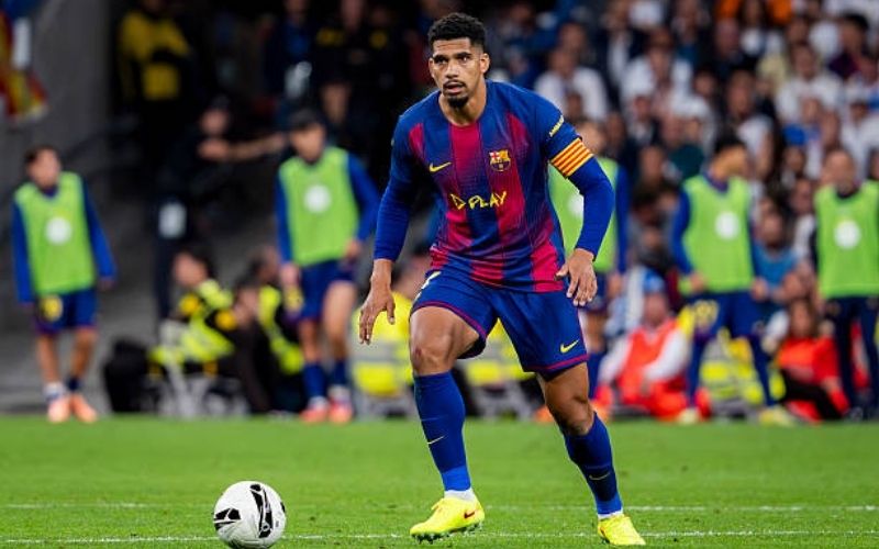 Ronald Araujo là tấm lá chắn thép trước khung thành Barcelona